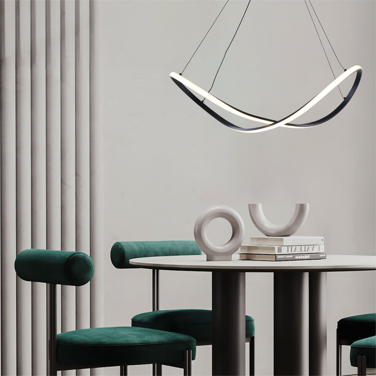 Mise en ambiance au-dessus d'une table ronde, chaises en velours vertes