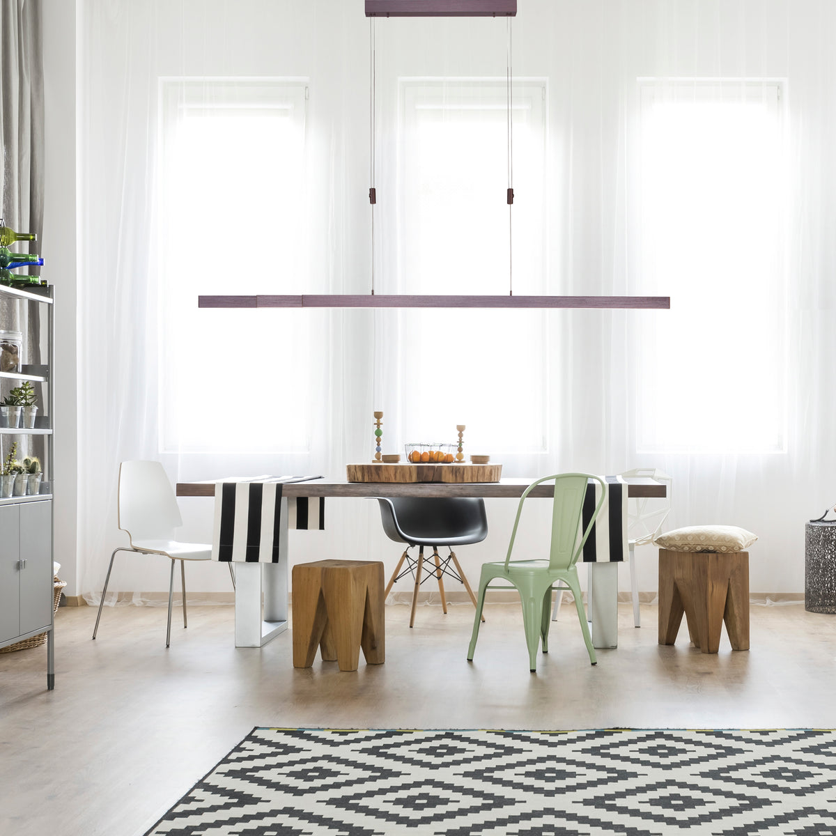 Mise en ambiance au-dessus d'une table à manger dans un intérieur clair