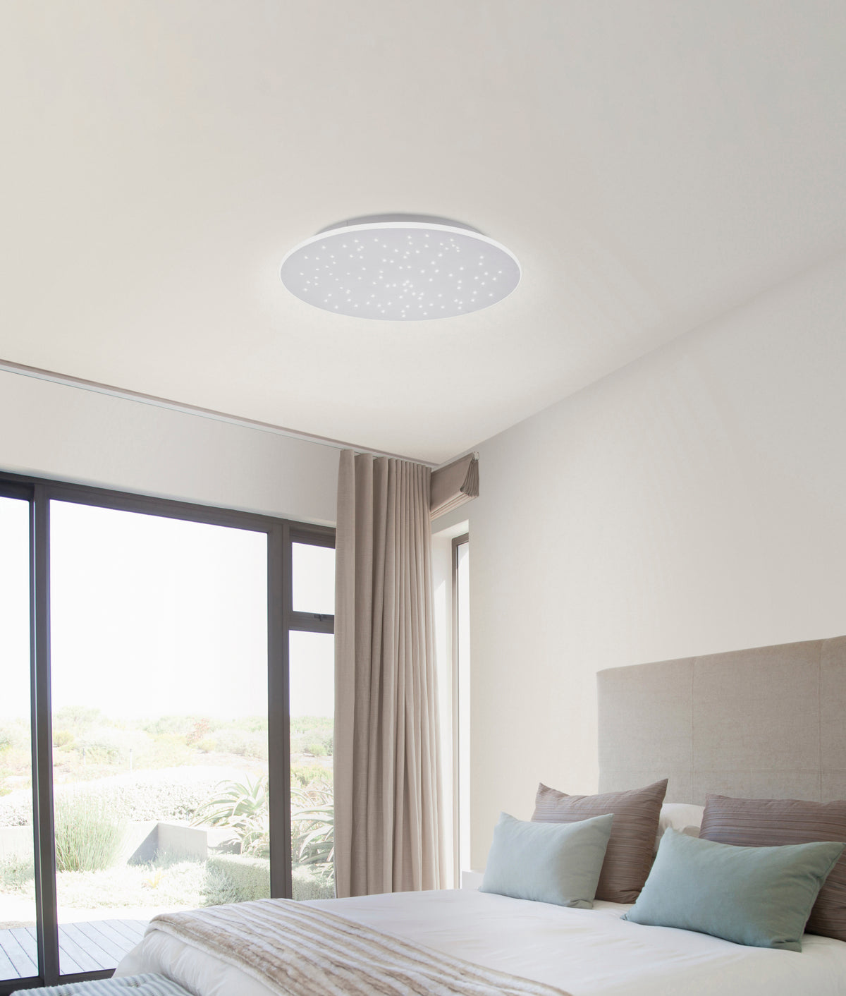 Mise en ambiance du plafonnier étoilé installé au plafond d'une chambre claire