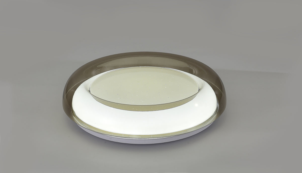 Vue de trois quarts du plafonnier rond à bord brun translucide et diffuseur blanc.