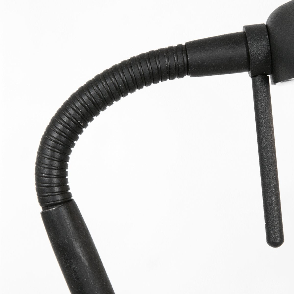 Détail du bras flexible strié et de l'articulation près de l'abat-jour