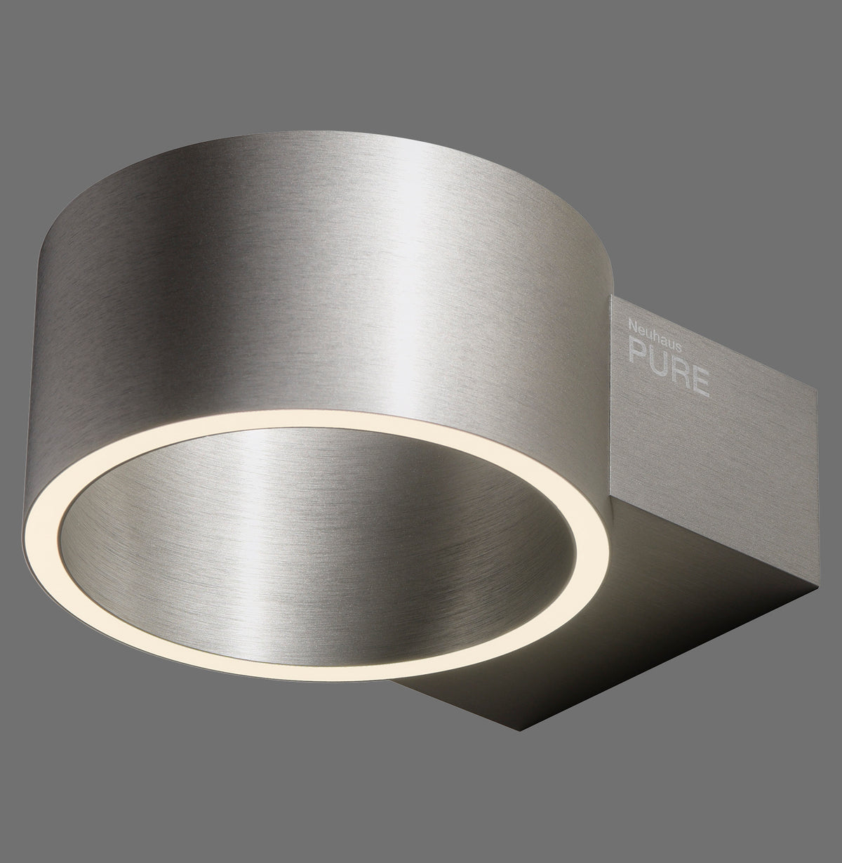 Vue de trois quarts de l applique cylindrique en aluminium brossé sur sa platine murale