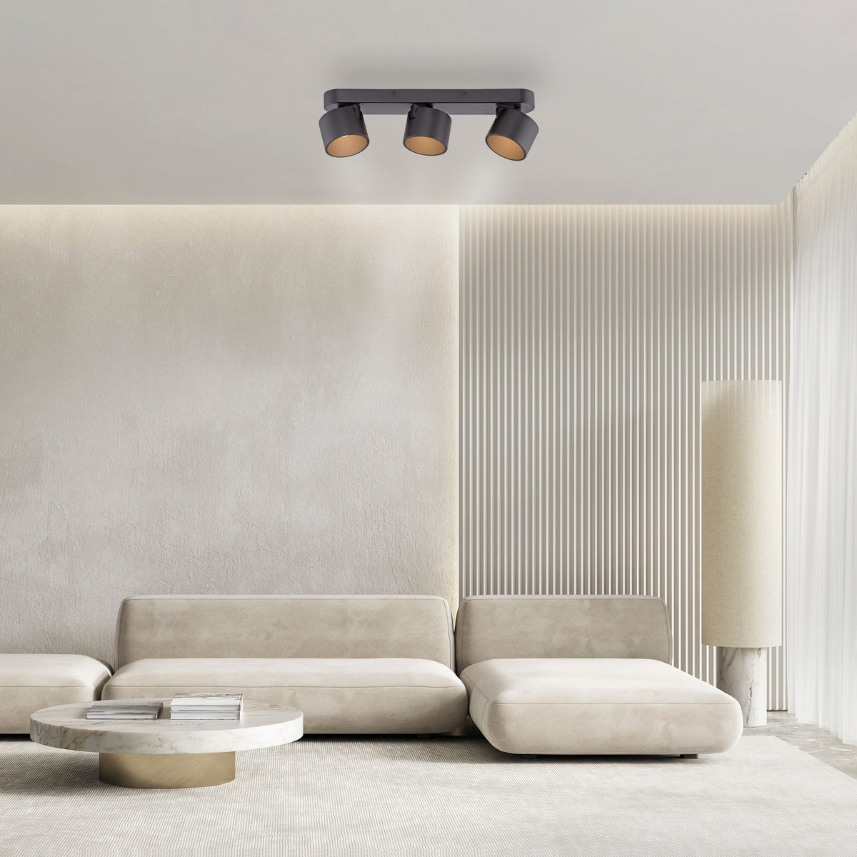 Plafonnier noir orientable dans un salon beige avec canapé, mur à lattes et rideaux.