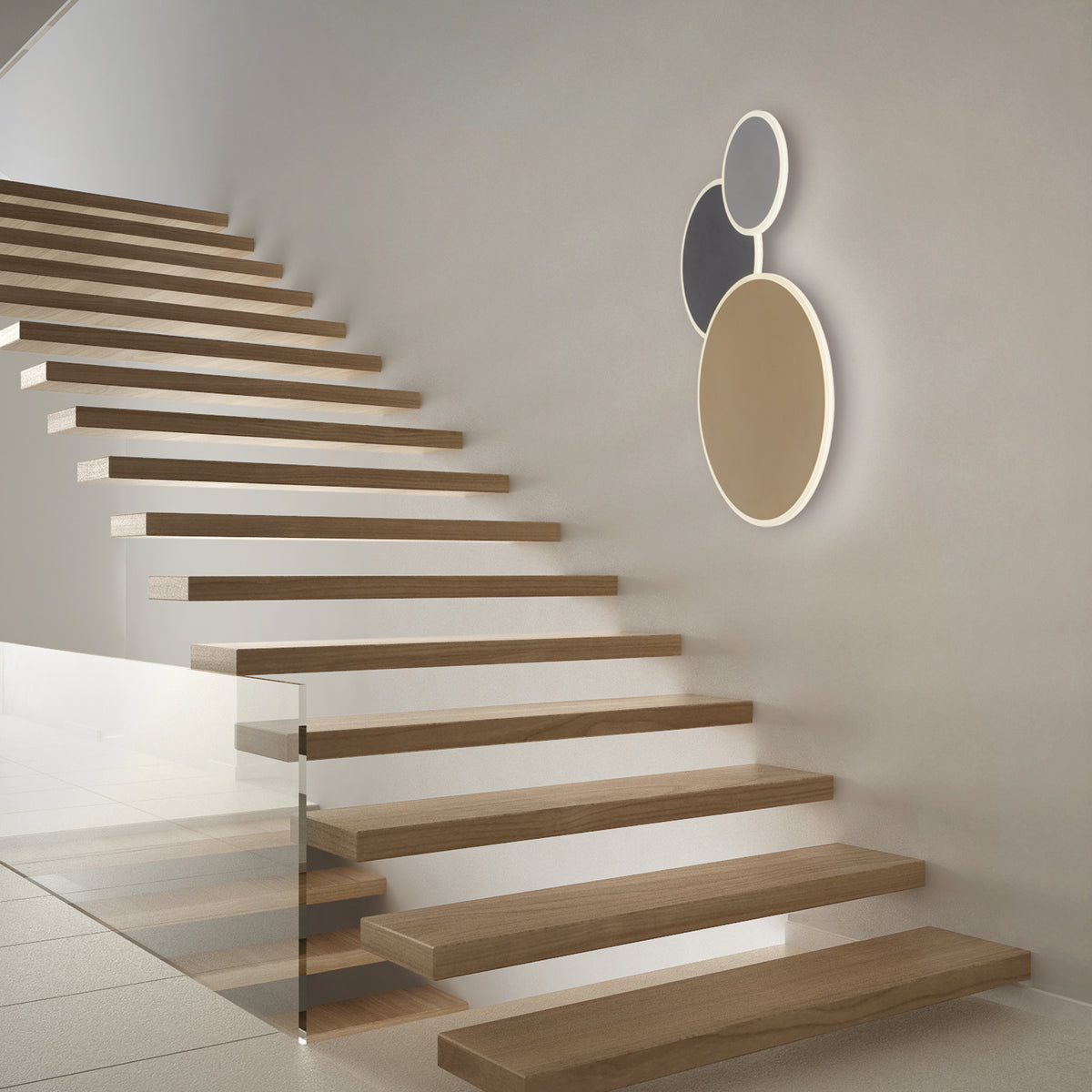 Mise en ambiance de l'applique murale fixée sur un mur, près d'un escalier en bois.