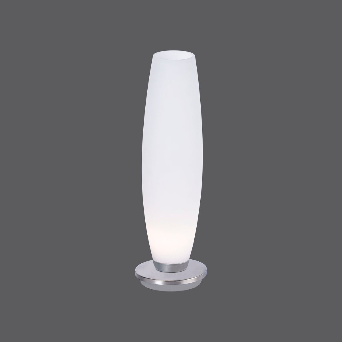 Lampe à poser de face sur fond gris, verre dépoli et base ronde en acier.