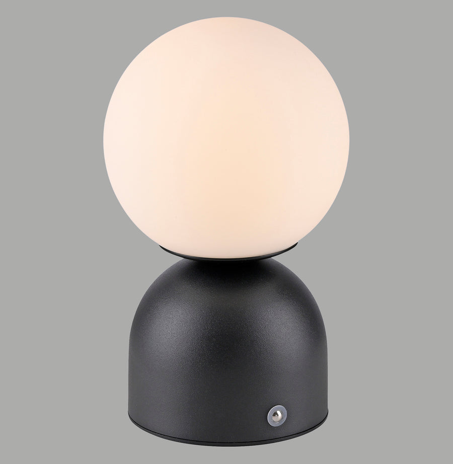 Vue de face sur fond gris, globe blanc et socle noir mat