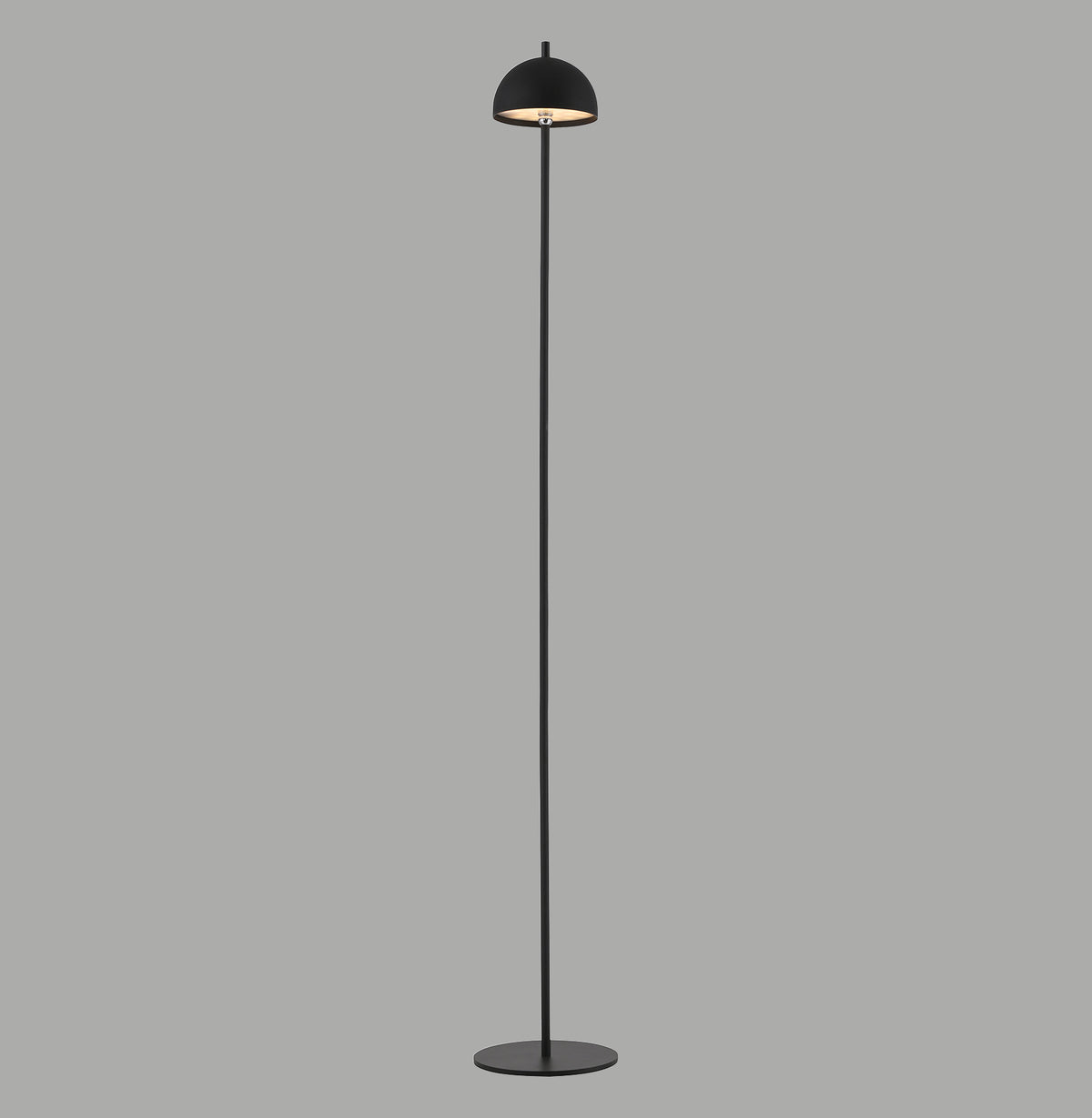 Lampadaire noir sur fond gris, vue de face, abat-jour dôme et piétement rond.