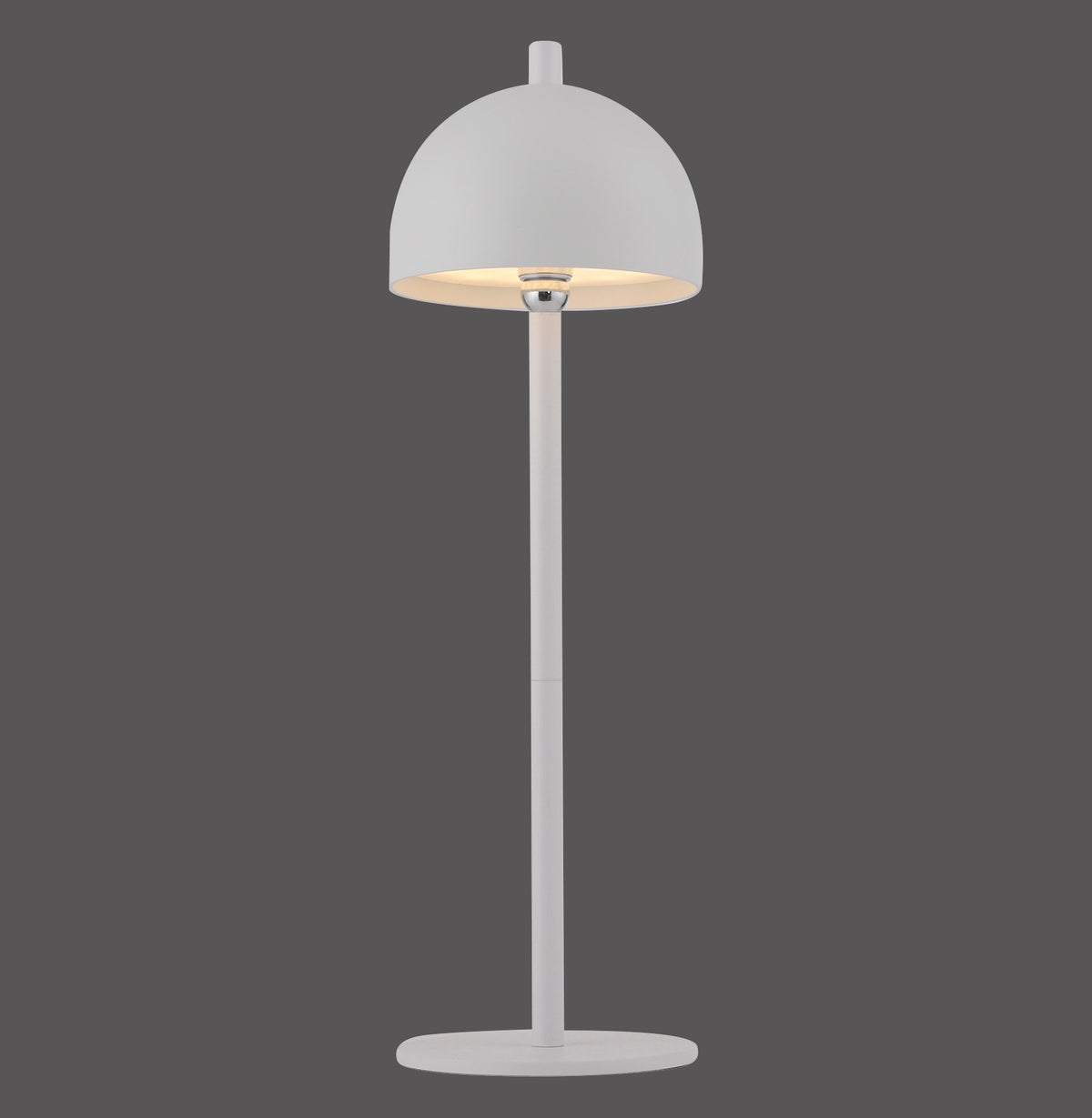 Lampe blanche de face sur fond gris, abat-jour dôme et pied fin