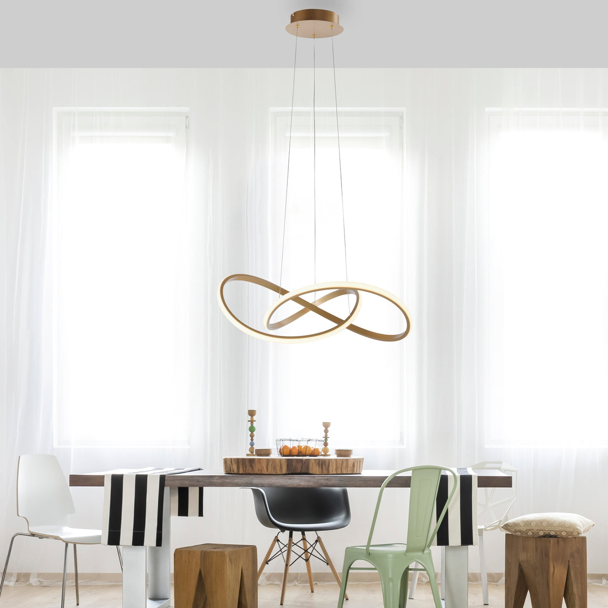 Mise en ambiance au-dessus d'une table de salle à manger avec chaises et grande fenêtre.