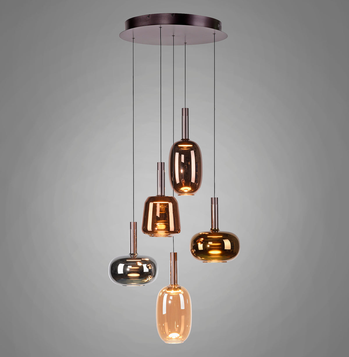 Vue d'ensemble du luminaire suspendu aux cinq globes en verre irisé