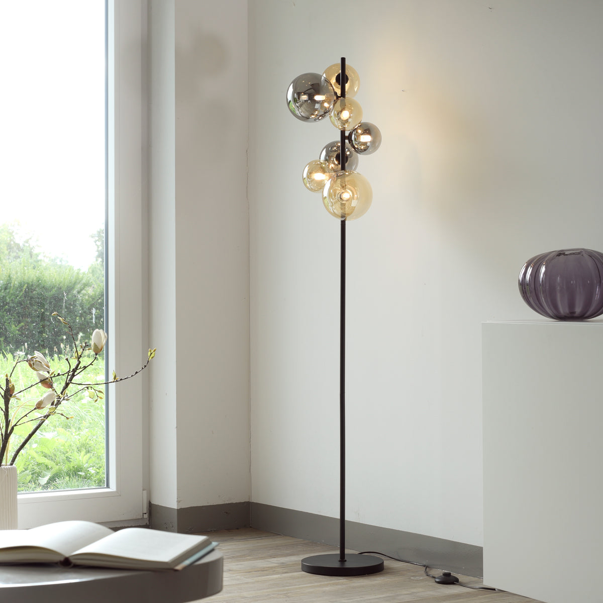 Mise en ambiance du lampadaire dans un coin de pièce claire près d'une fenêtre.