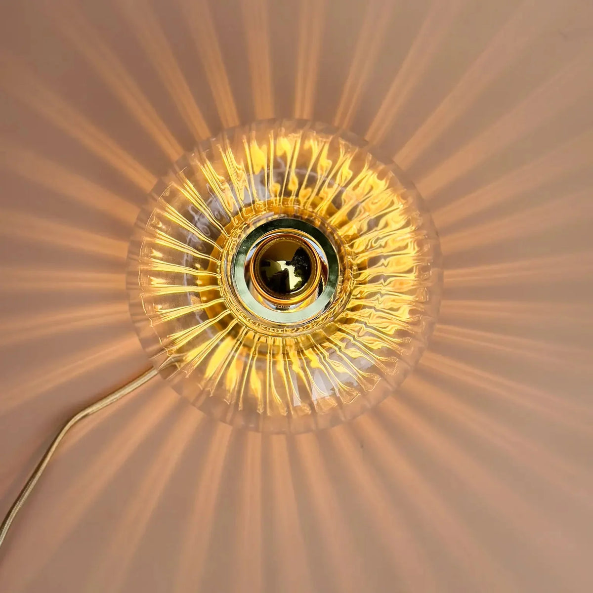 Vue de dessus du disque de verre strié et de son coeur doré lumineux