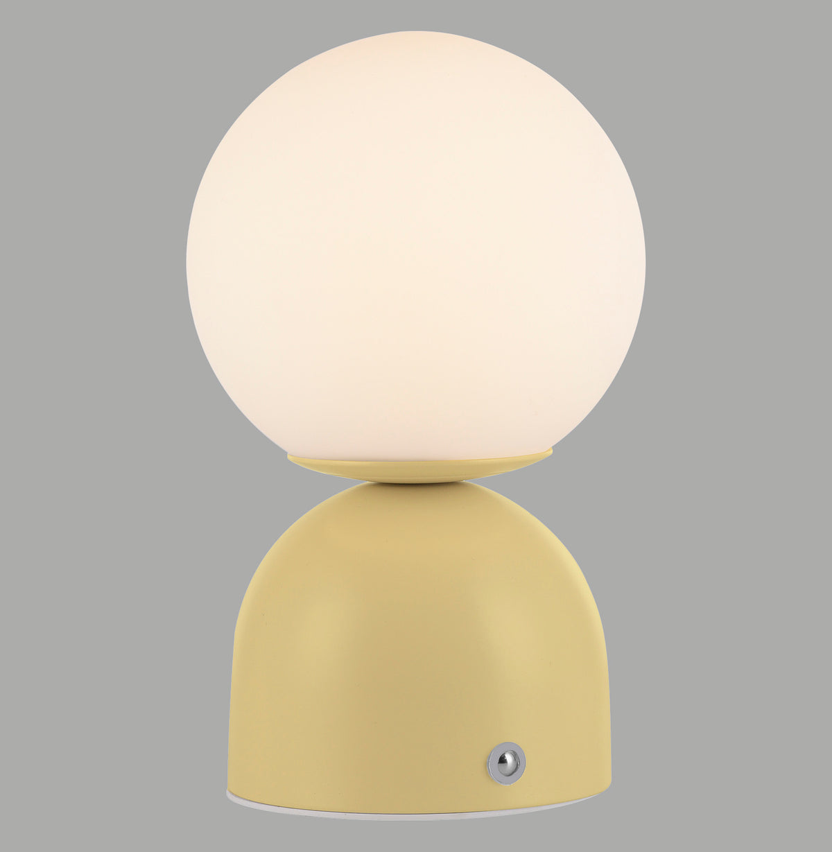 Vue de face du luminaire jaune et de sa sphère blanche sur fond gris