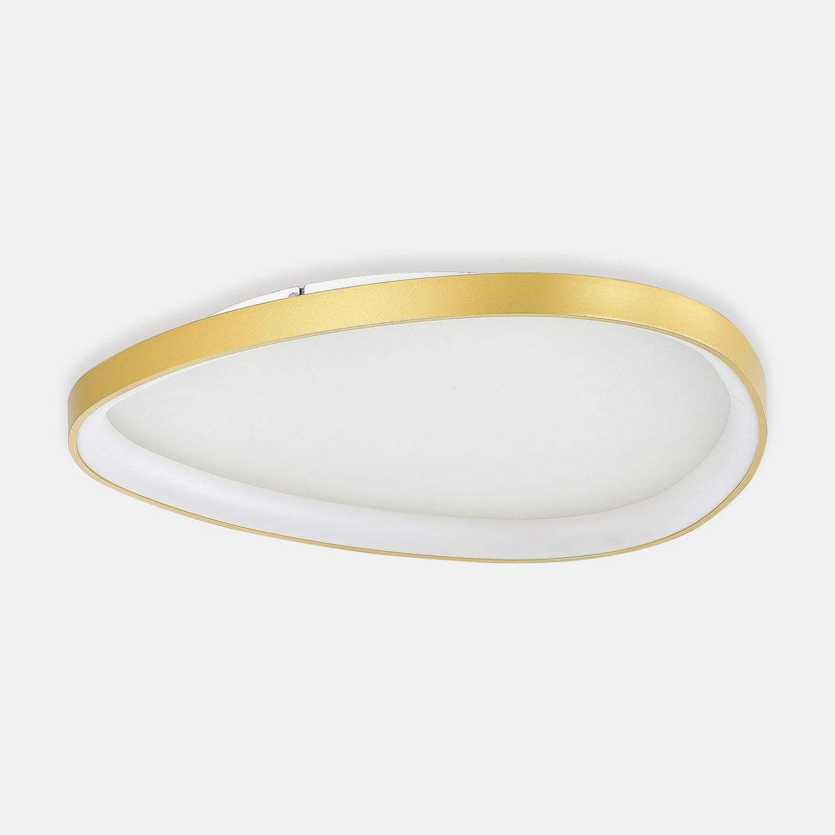 Plafonnier rond doré vu de trois quarts, cerclage métallique et diffuseur blanc.