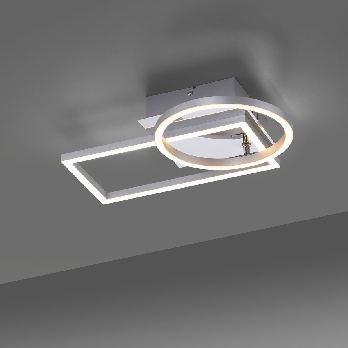 Vue en perspective sous plafond gris, luminaire LED allumé en légère contre-plongée