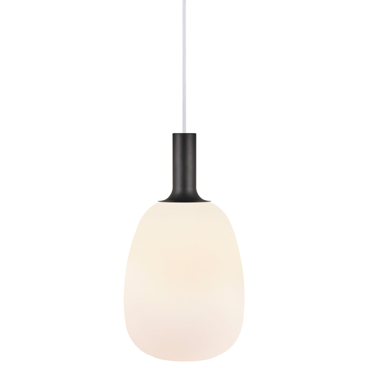 Suspension présentée de face, abat-jour en verre opalin et douille noire