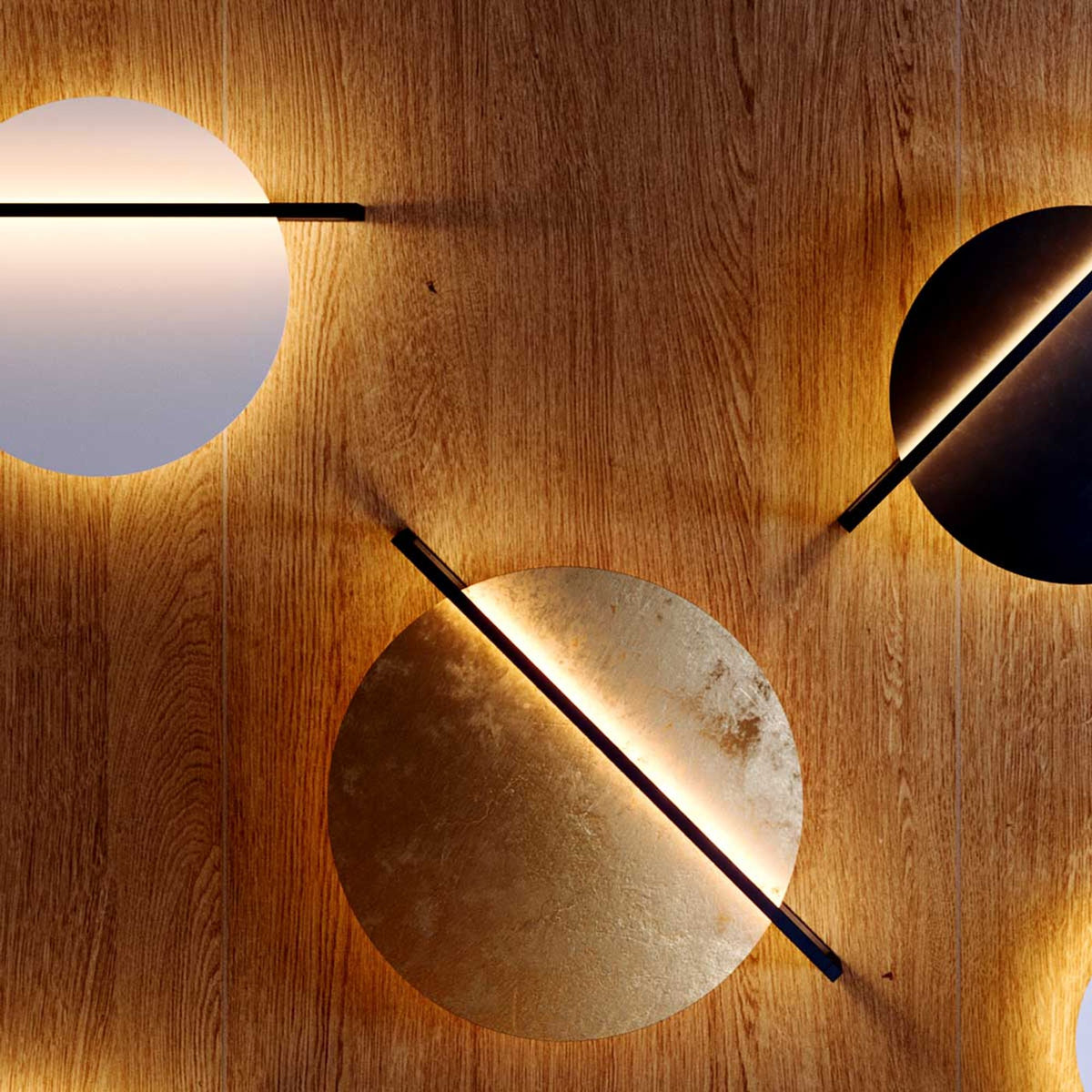 Détail de la finition dorée martelée d'un disque traversé par une tige noire lumineuse