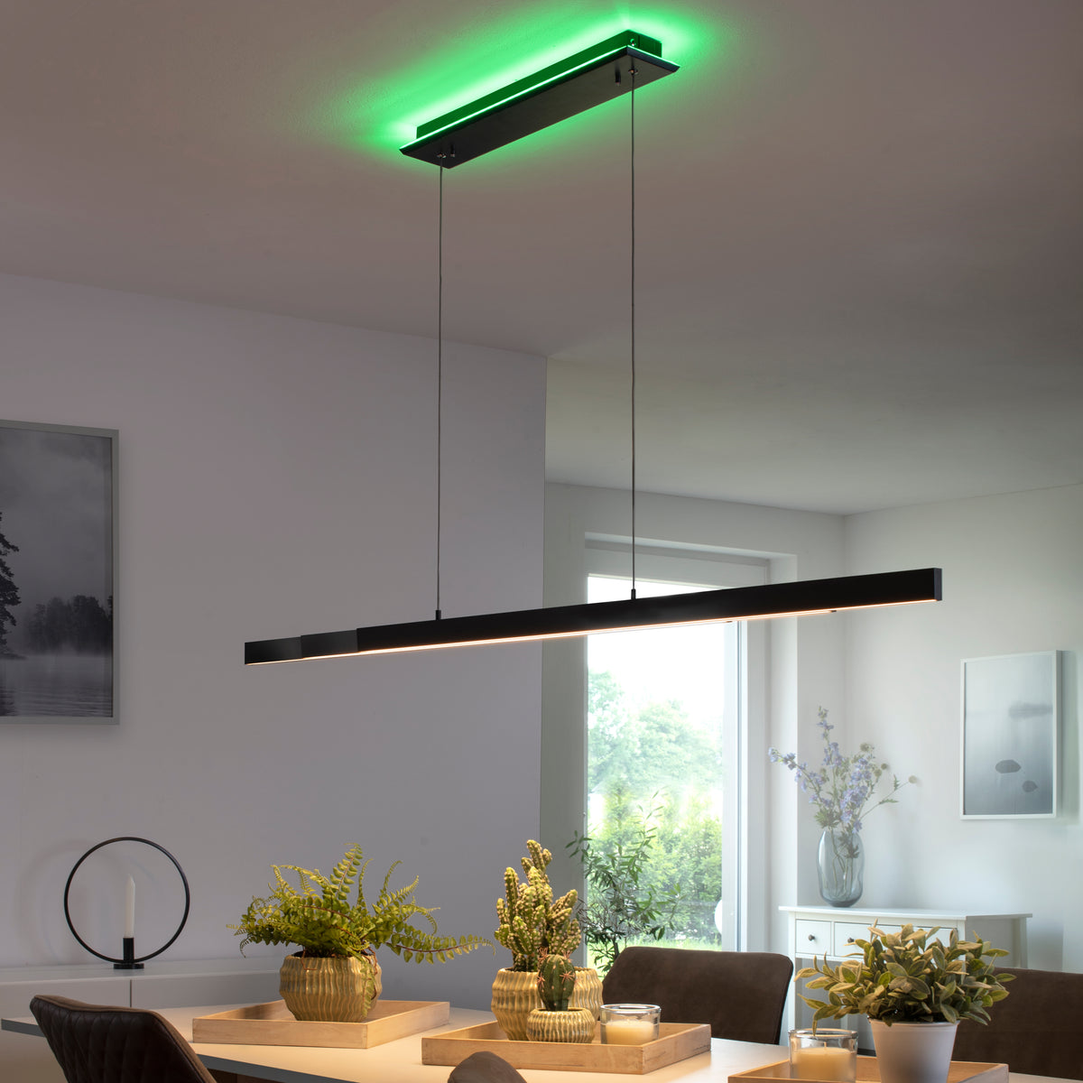 Mise en ambiance au-dessus d'une table de salle à manger, halo vert au plafond