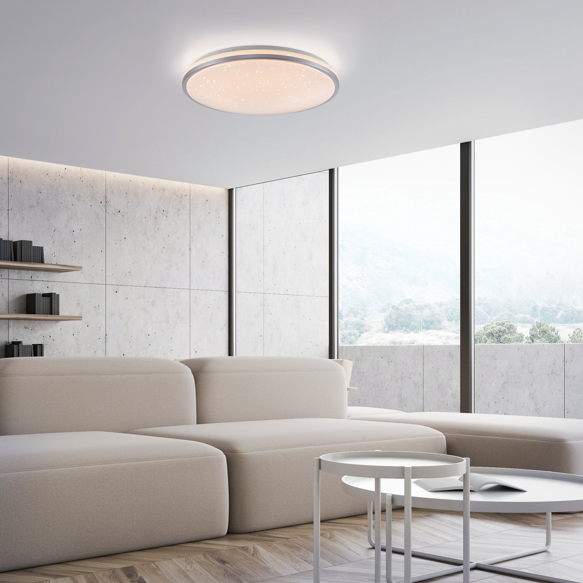 Plafonnier allumé au plafond dans un salon moderne avec canapé beige.