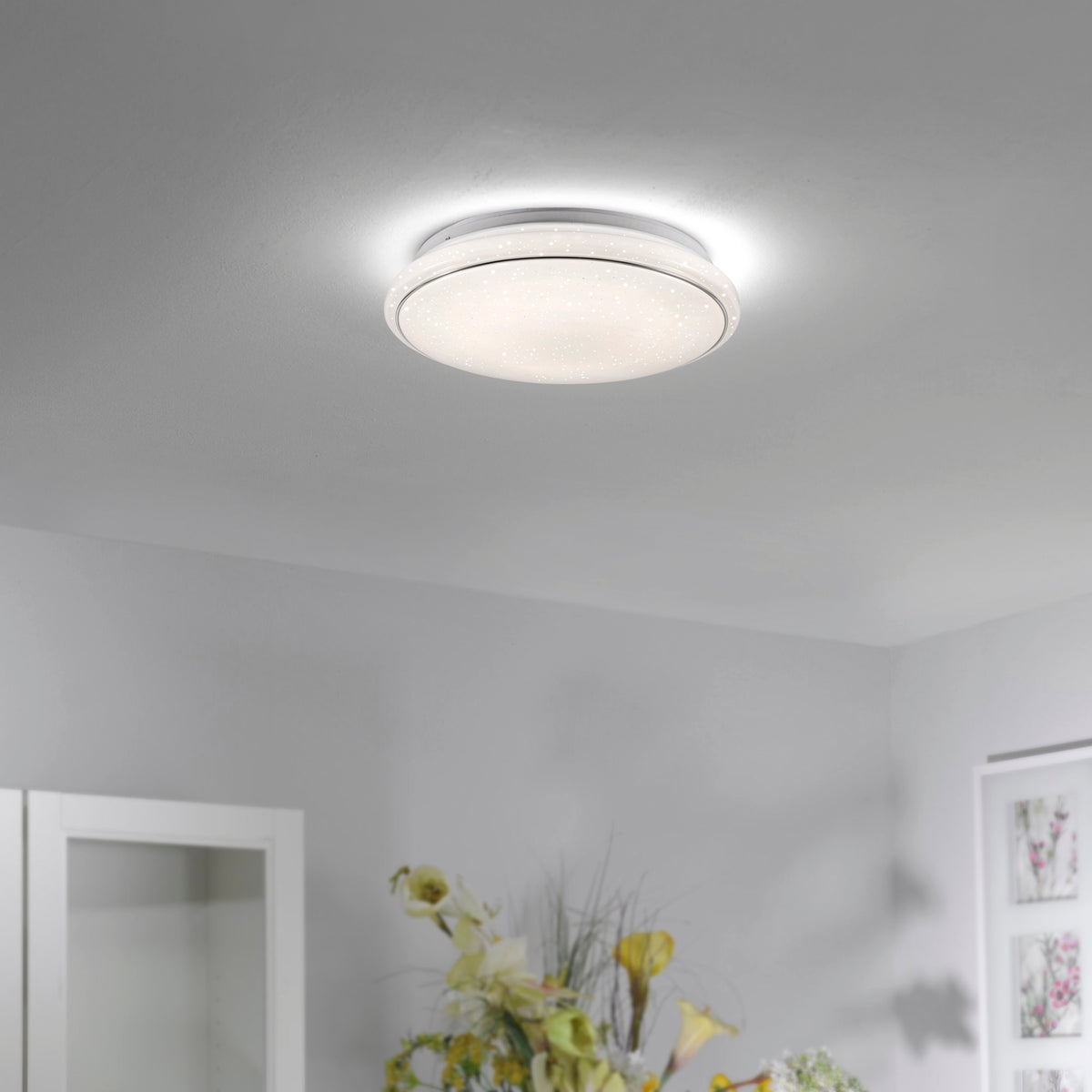 Mise en ambiance du plafonnier allumé, fixé au plafond d'une pièce