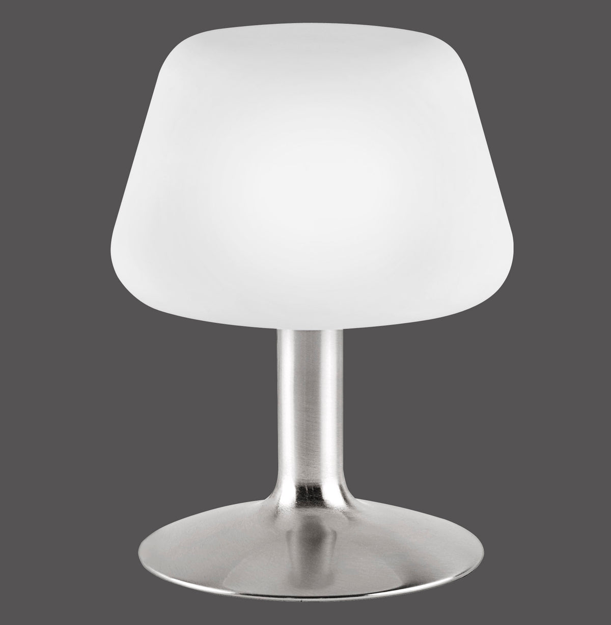 Lampe à poser vue de face sur fond gris anthracite, abat-jour opalin et socle chromé