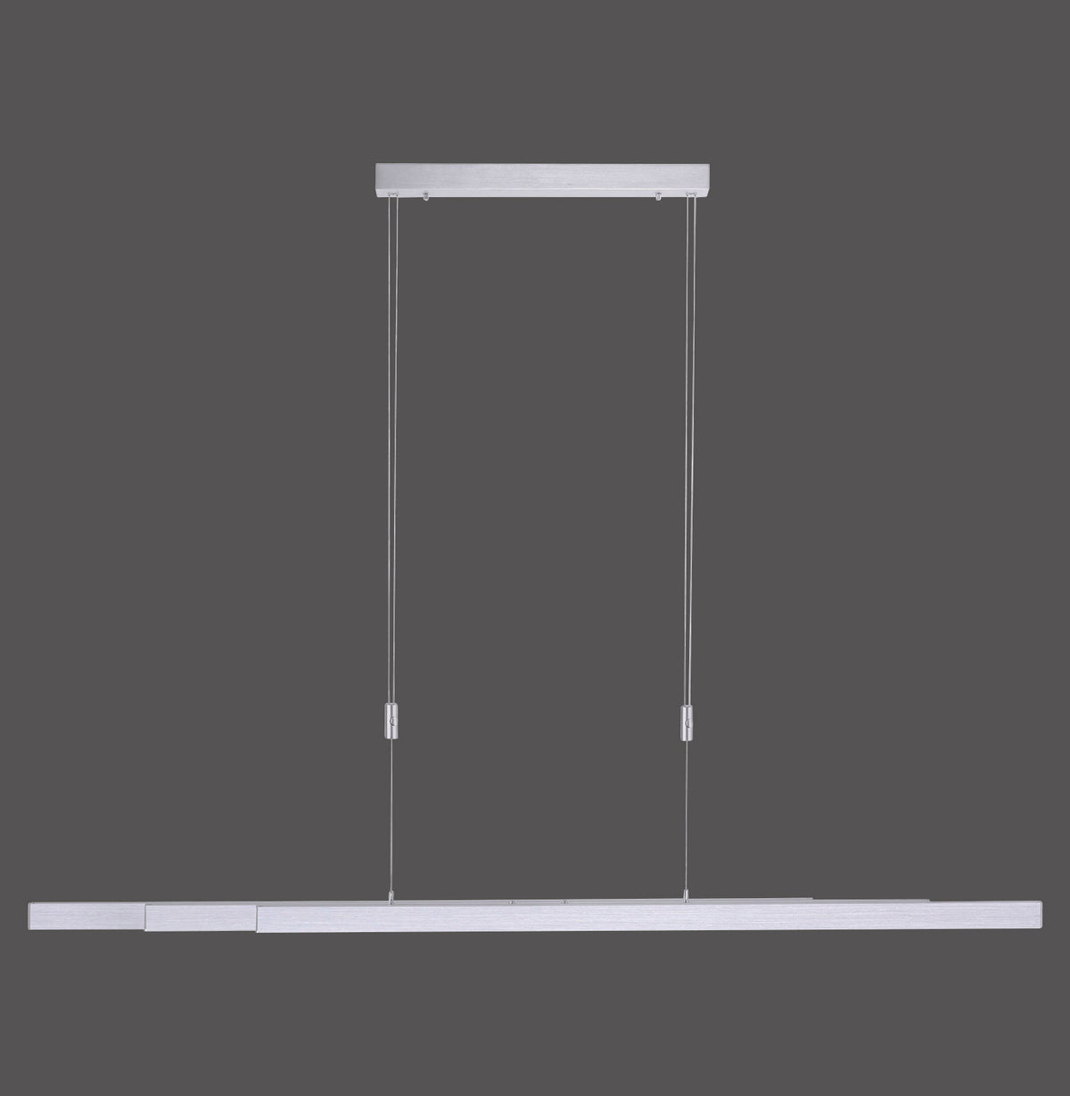 Vue de face du luminaire suspendu en aluminium brossé sur fond gris.