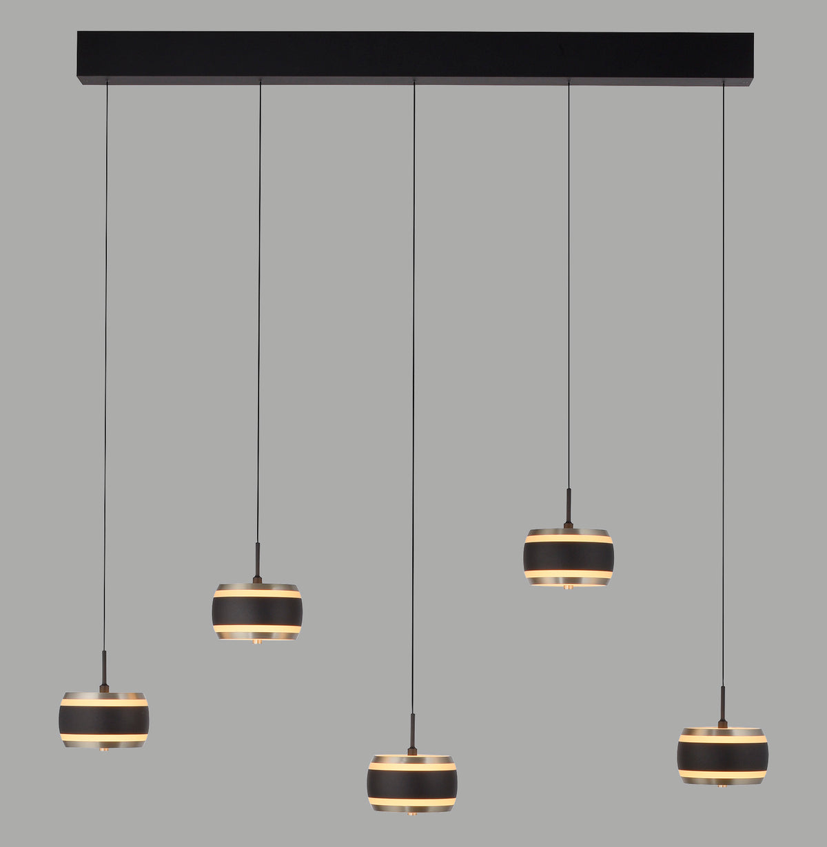 Suspension linéaire noire à cinq abat-jours cylindriques cerclés d'or, vue de face