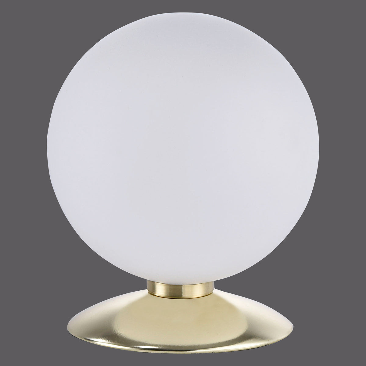 Lampe à poser sphérique, verre opalin blanc et base en laiton doré sur fond gris foncé.