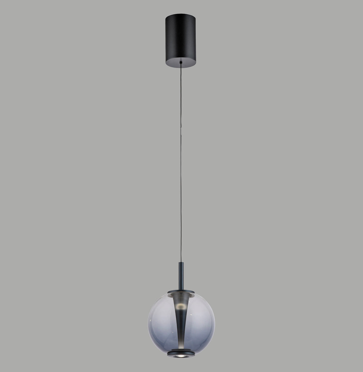 Suspension présentée de face sur fond gris, globe de verre et cône central.
