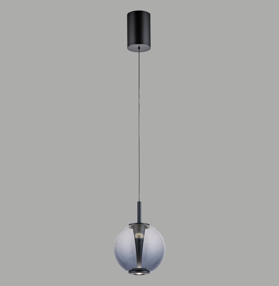 Suspension présentée de face sur fond gris, globe de verre et cône central.