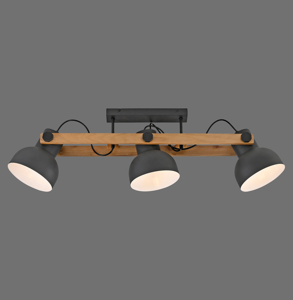Vue de face du plafonnier trois lumières, abat-jours noirs orientables sur traverse en bois.