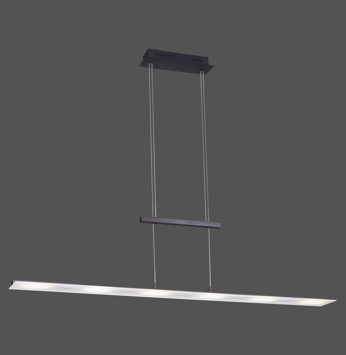 Suspension linéaire anthracite avec barre lumineuse fine et câbles, vue de face sur fond gris.