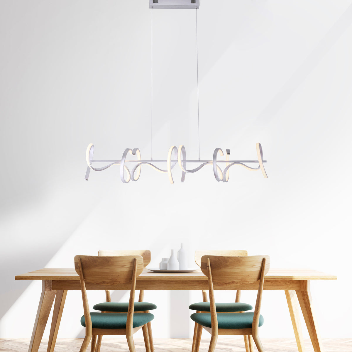 Mise en ambiance au-dessus d'une table à manger en bois, suspension allumée.