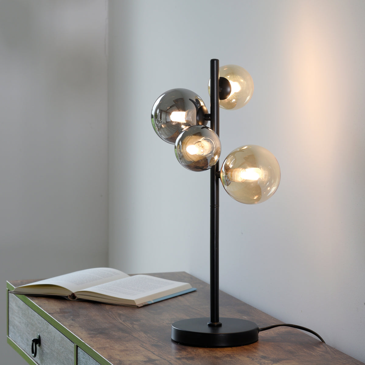 Mise en ambiance sur une commode en bois avec livre ouvert, lumière chaude