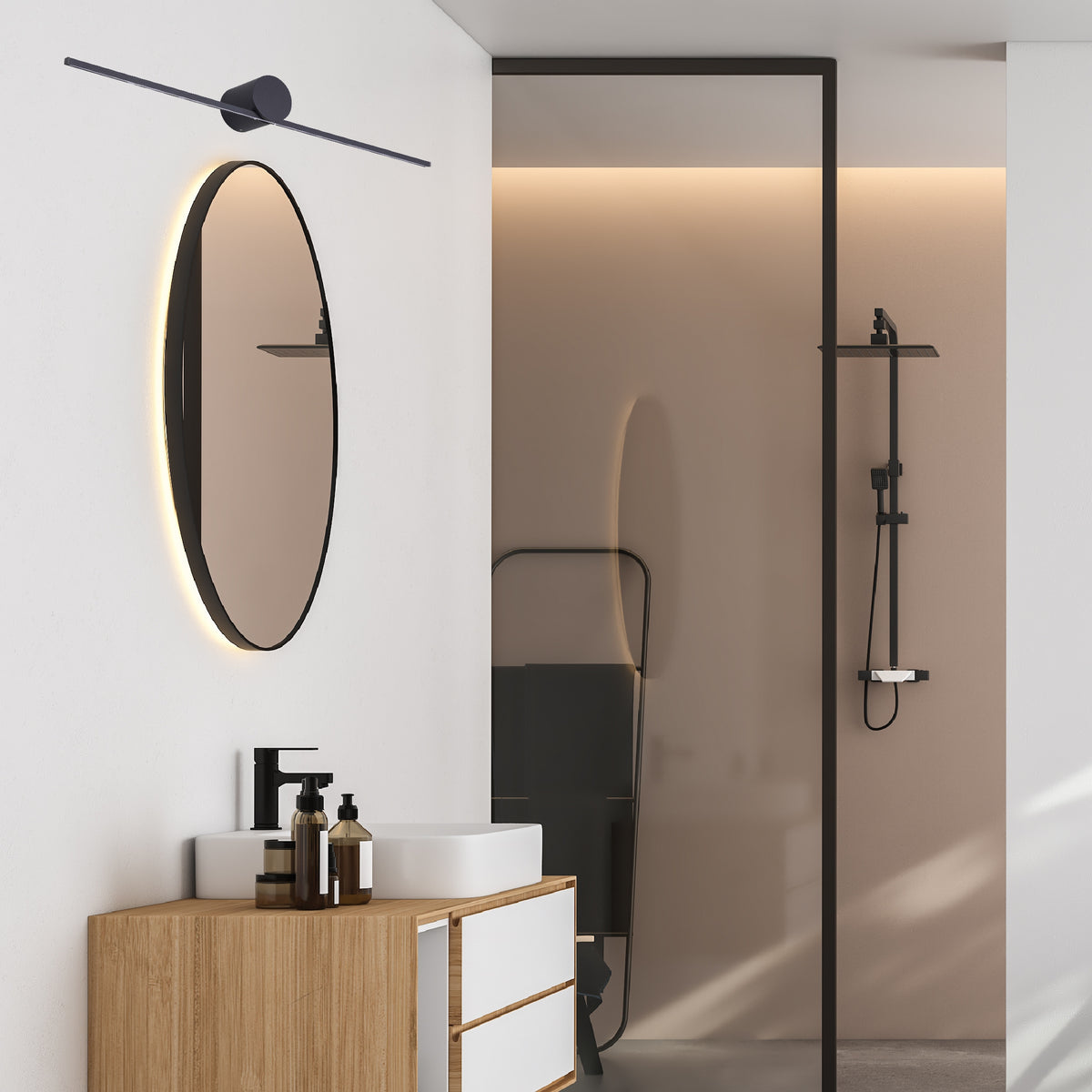 Mise en situation dans une salle de bain moderne avec applique murale noire au-dessus du miroir.