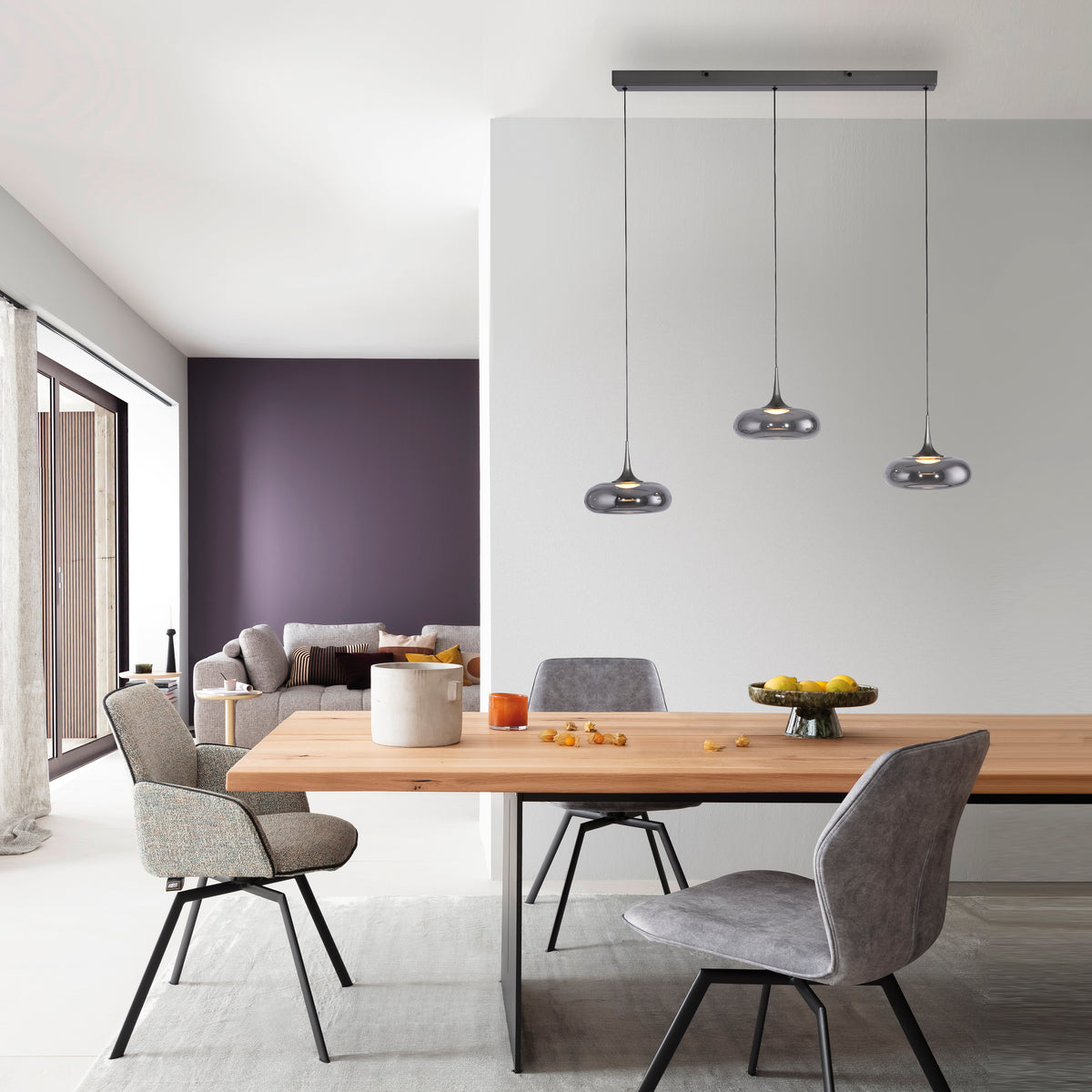 Mise en ambiance au-dessus d'une table à manger dans un intérieur contemporain