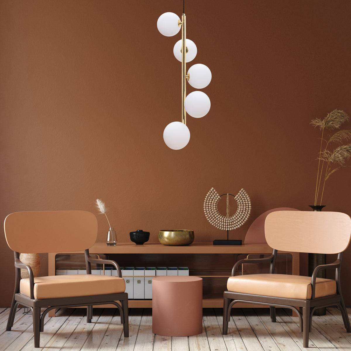 Mise en ambiance de la suspension dans un intérieur aux tons bruns et chaleureux.