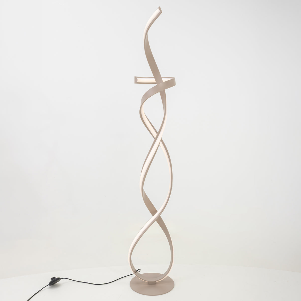 Lampadaire beige sculptural à ruban torsadé, vue de face sur fond blanc.