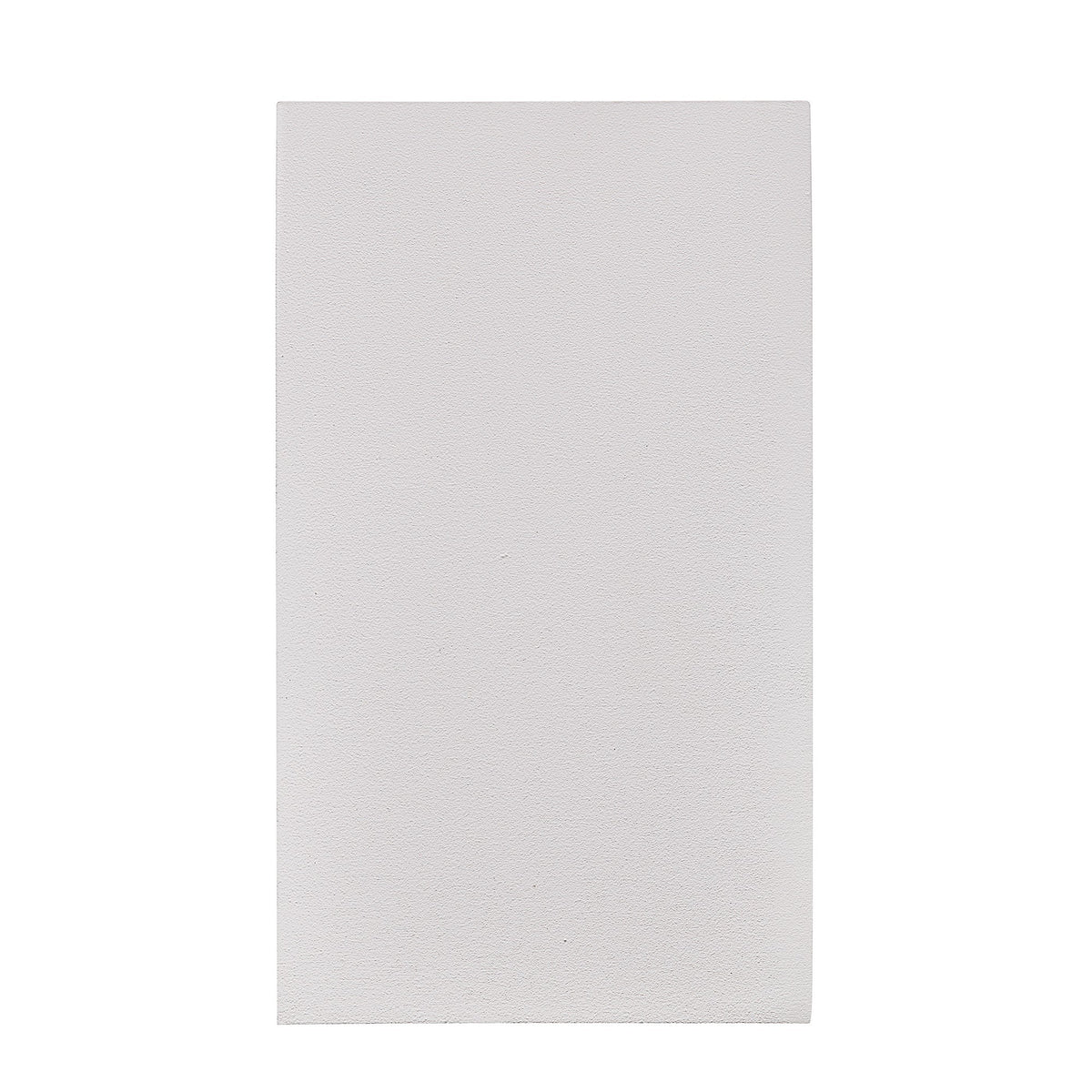 Plan serré sur la façade blanche texturée du luminaire, sans autre élément visible.