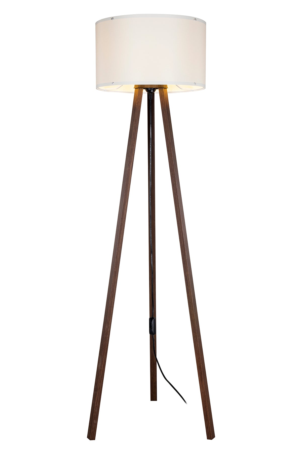 Lampadaire allumé, l'abat-jour diffusant une lumière chaude sur le trépied