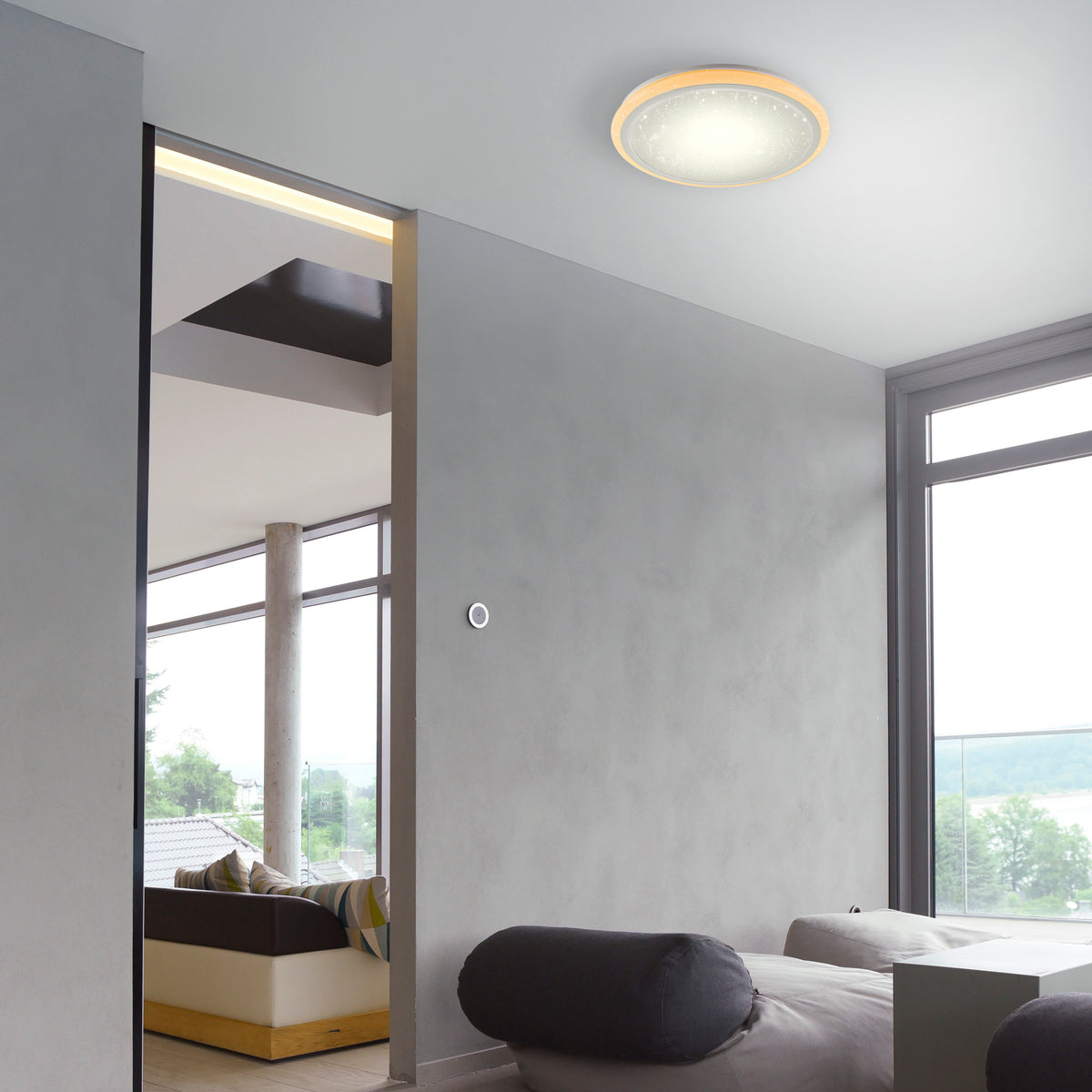 Plafonnier blanc installé au plafond d'un salon contemporain lumineux