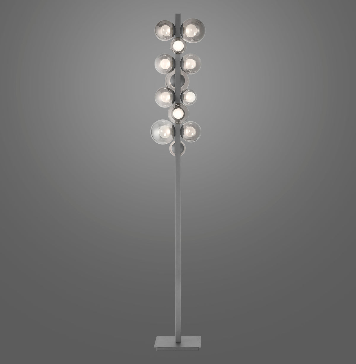 Lampadaire gris à globes de verre fumé, vu de face sur fond gris.