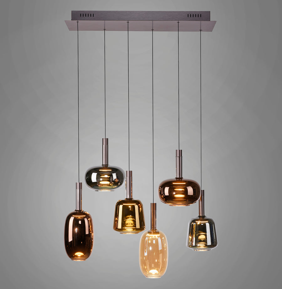 Vue d'ensemble sur fond gris de six suspensions en verre iridescent.