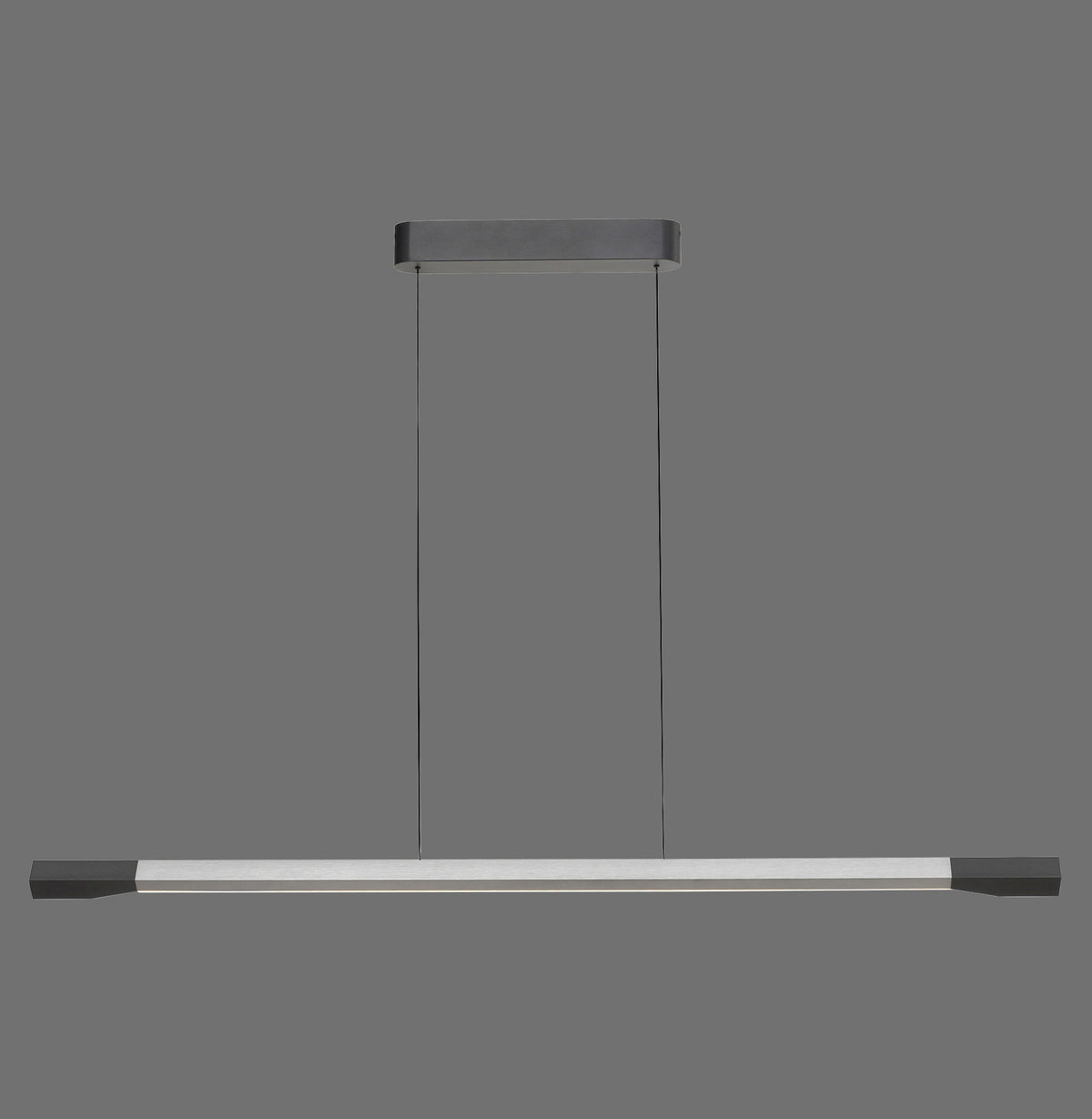 Vue de face du luminaire linéaire en aluminium brossé avec embouts anthracite, sur fond gris