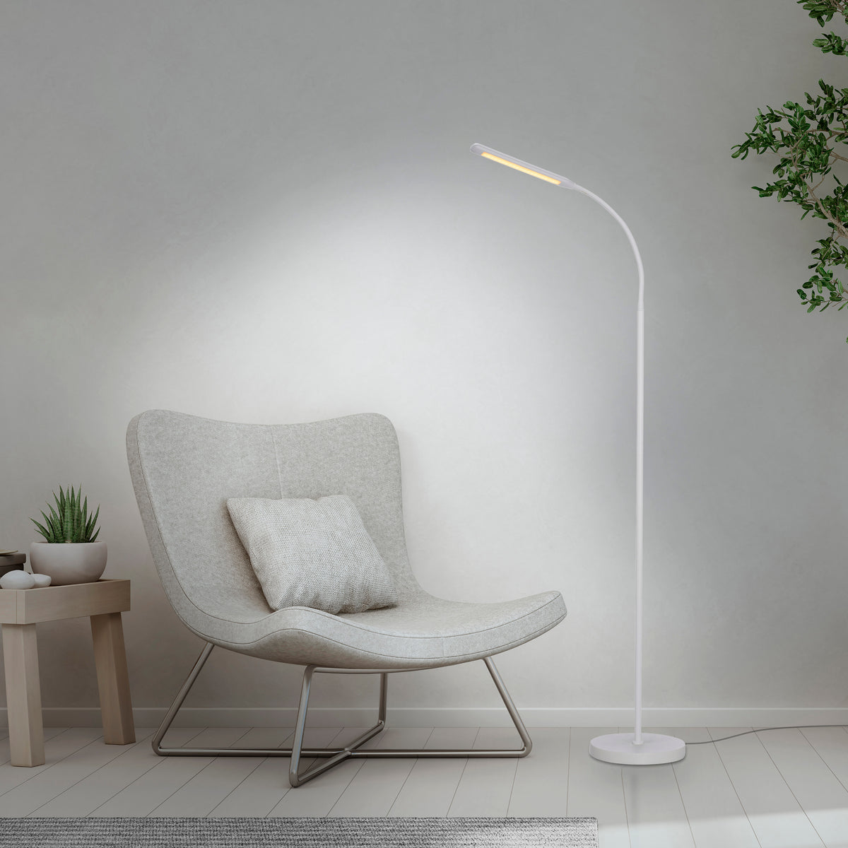 Mise en ambiance salon avec lampadaire allumé près d'un fauteuil gris.
