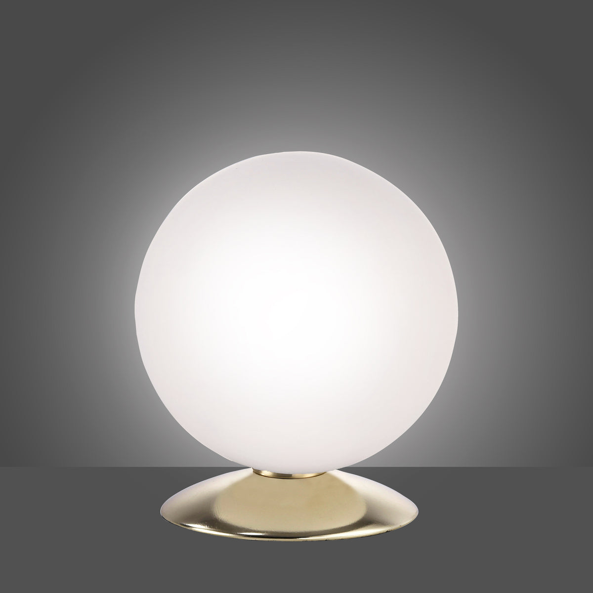 Lampe allumée de face sur fond gris dégradé, diffusant une lumière chaude et uniforme.