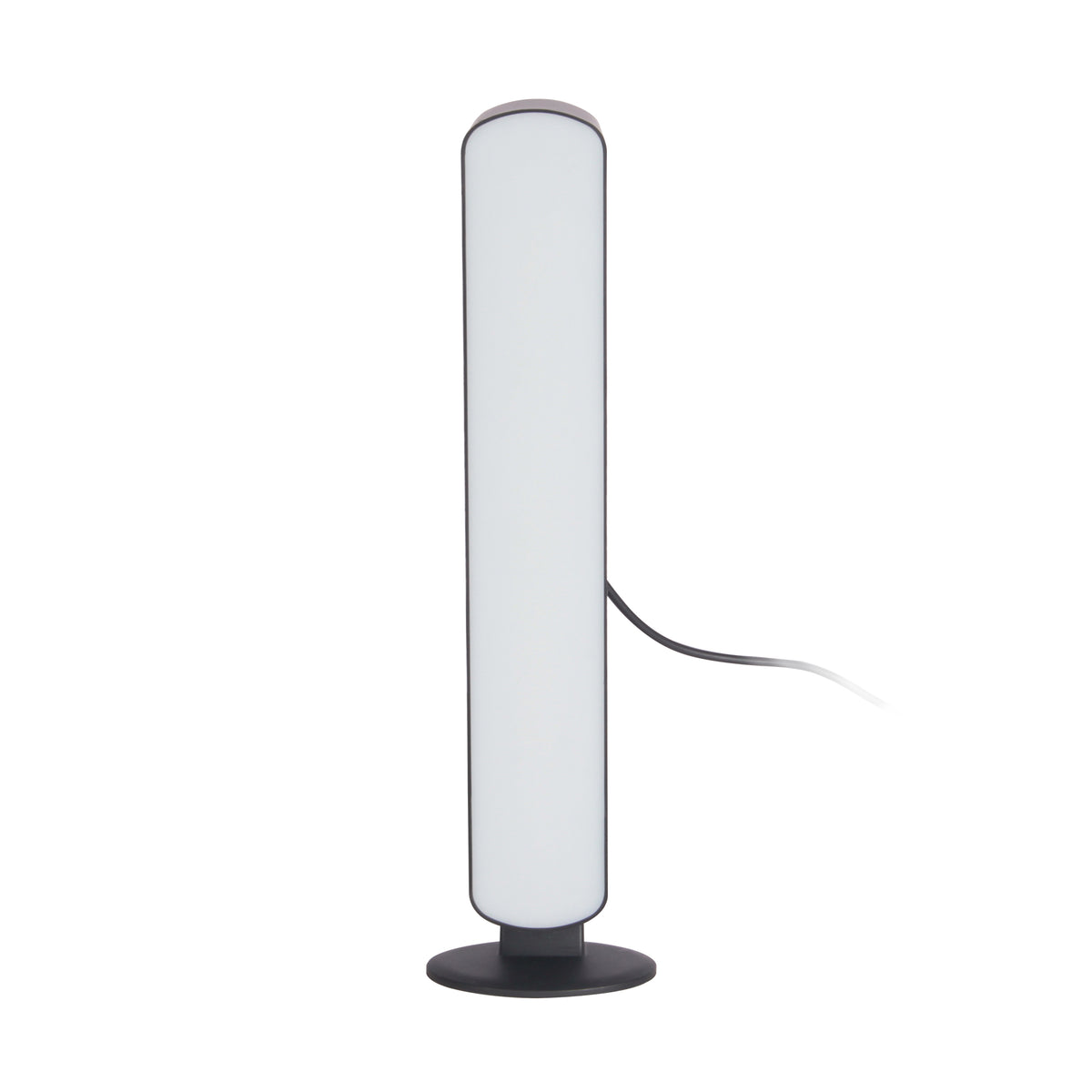 Lampe de bureau noire vue de face, diffuseur blanc allumé et câble latéral