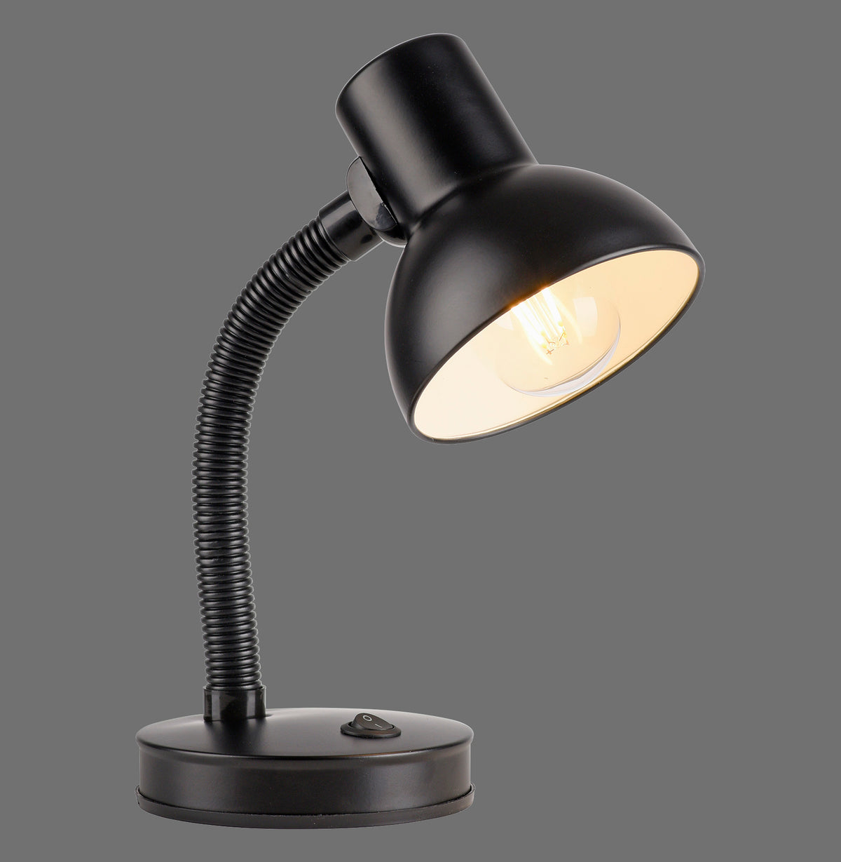 Lampe de bureau noire allumée, bras flexible et abat-jour orientable sur fond gris.