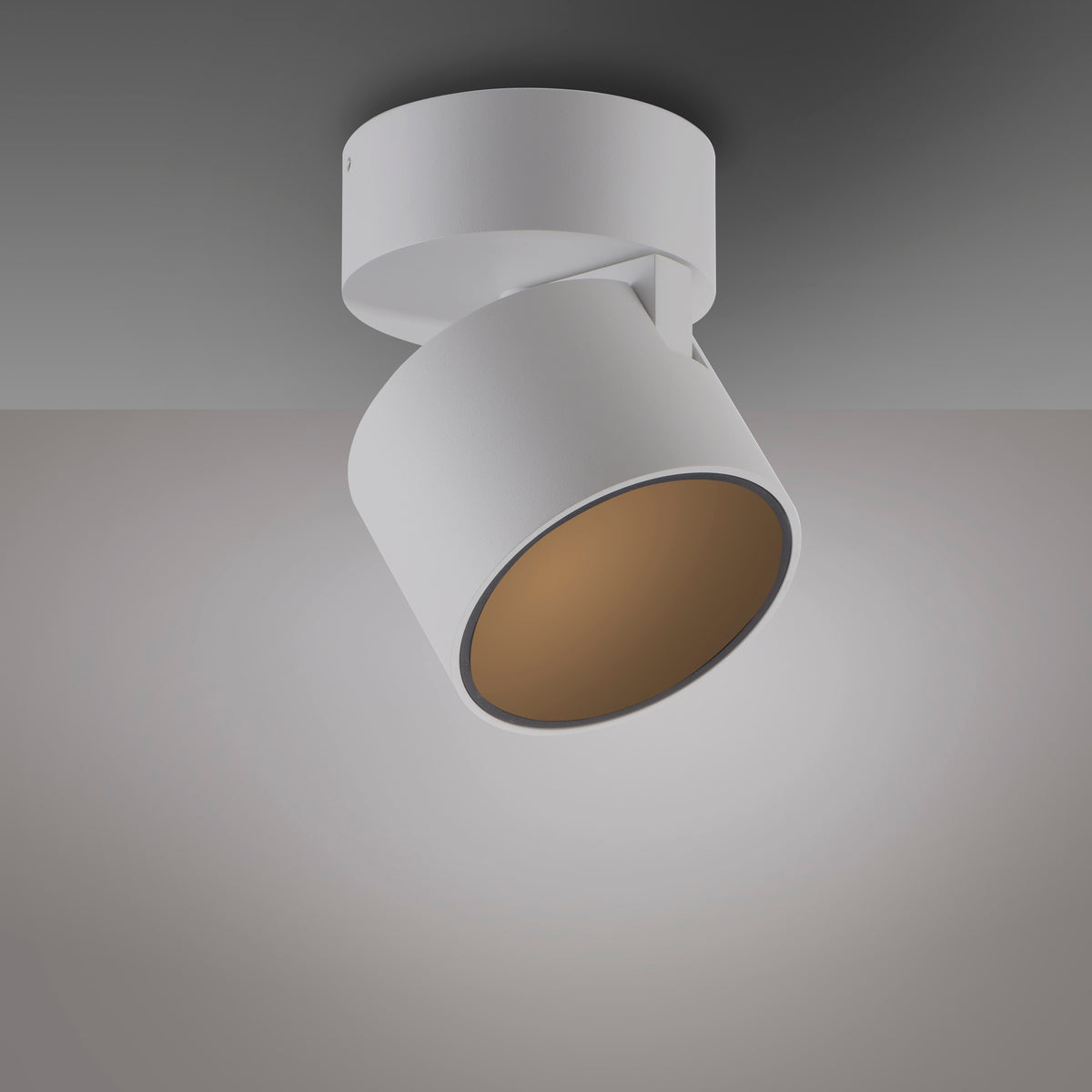 Vue de trois quarts du plafonnier blanc orientable avec intérieur doré et lumière allumée.