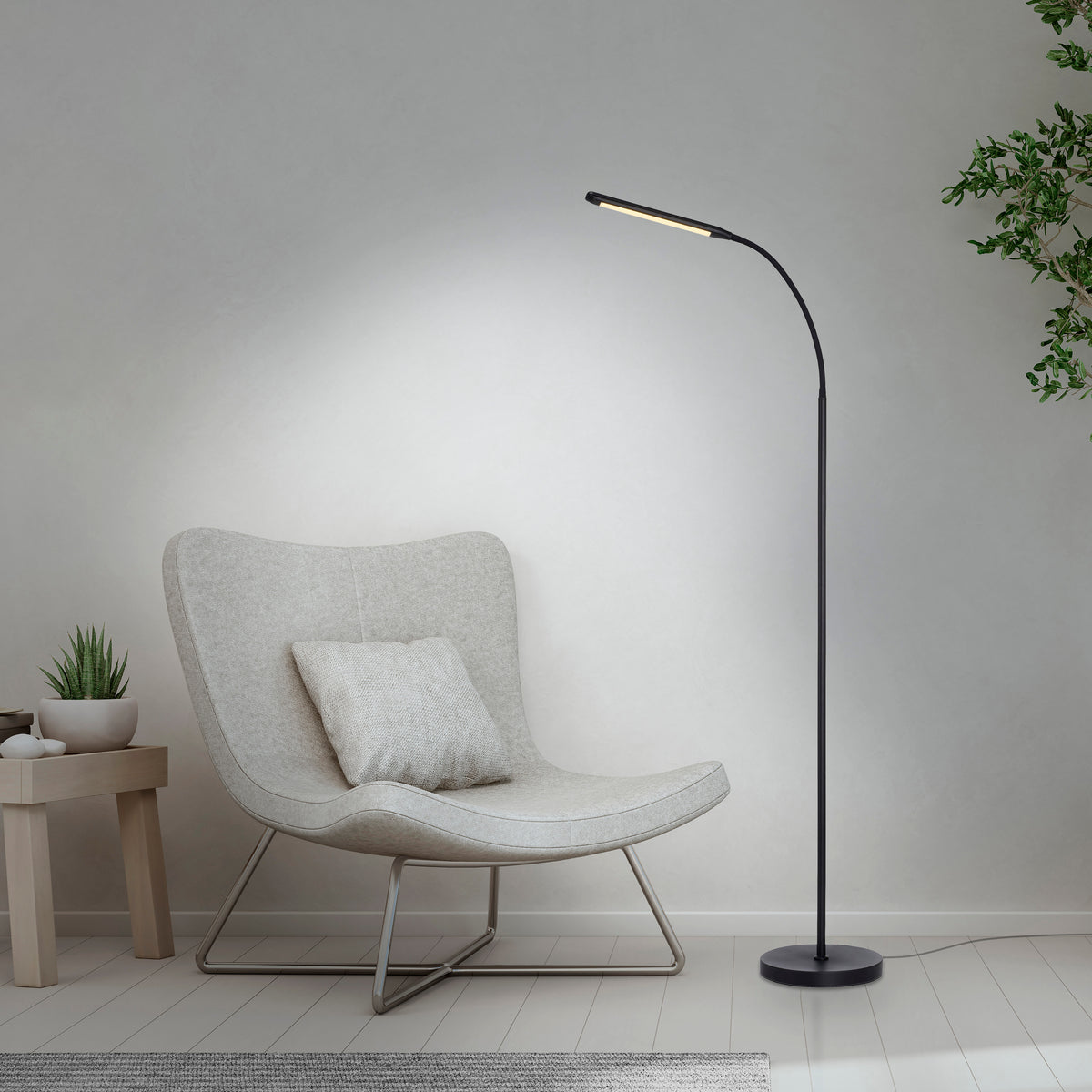Mise en ambiance dans un salon clair, à côté d'un fauteuil en tissu beige.